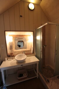Salle de bain et douche - Chambre Belle de jour - Jardin de Coramille