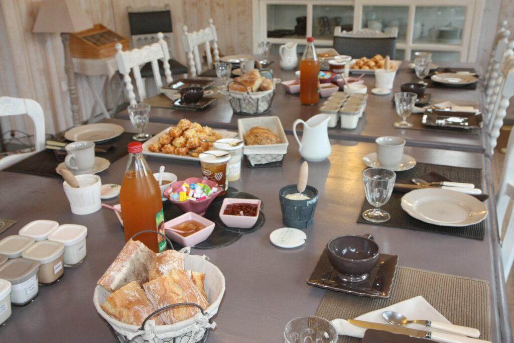 Vue de la table pour le petit déjeuner - Jardin de Coramille